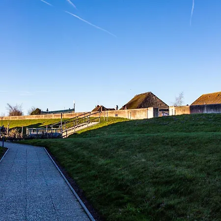 Strandkorv Fuer 2-4 Personen Mit Pool